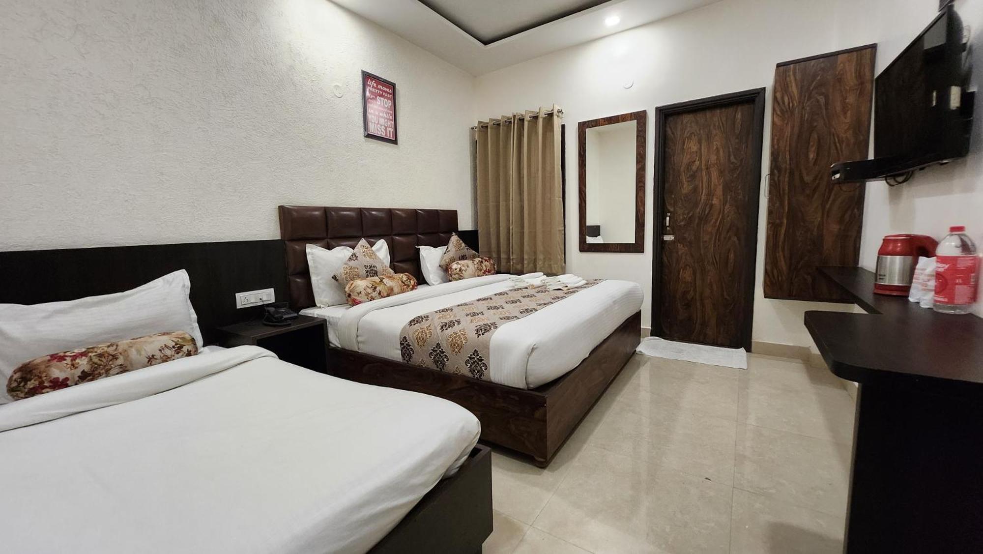 Hotel Krishna'S Near Golden Temple Амритсар Екстериор снимка