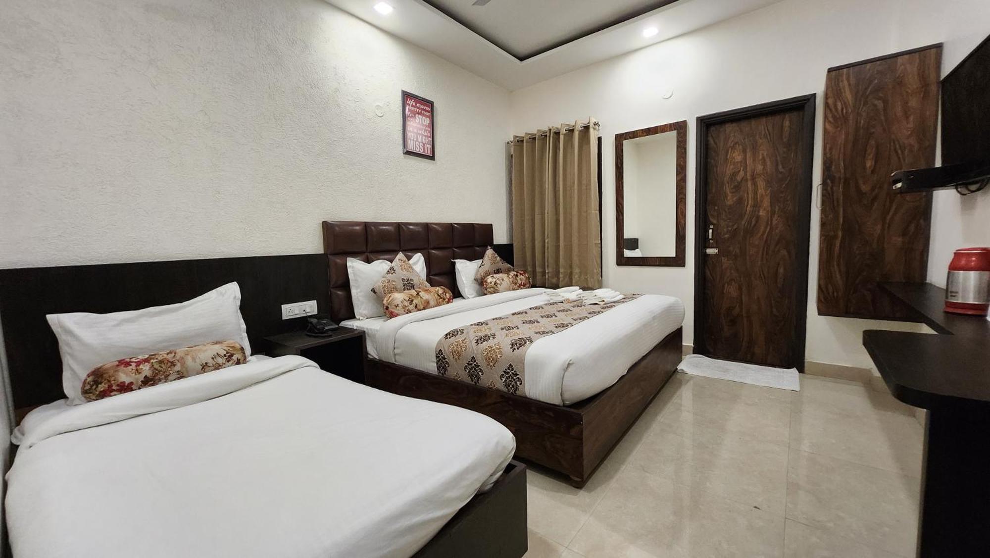 Hotel Krishna'S Near Golden Temple Амритсар Екстериор снимка