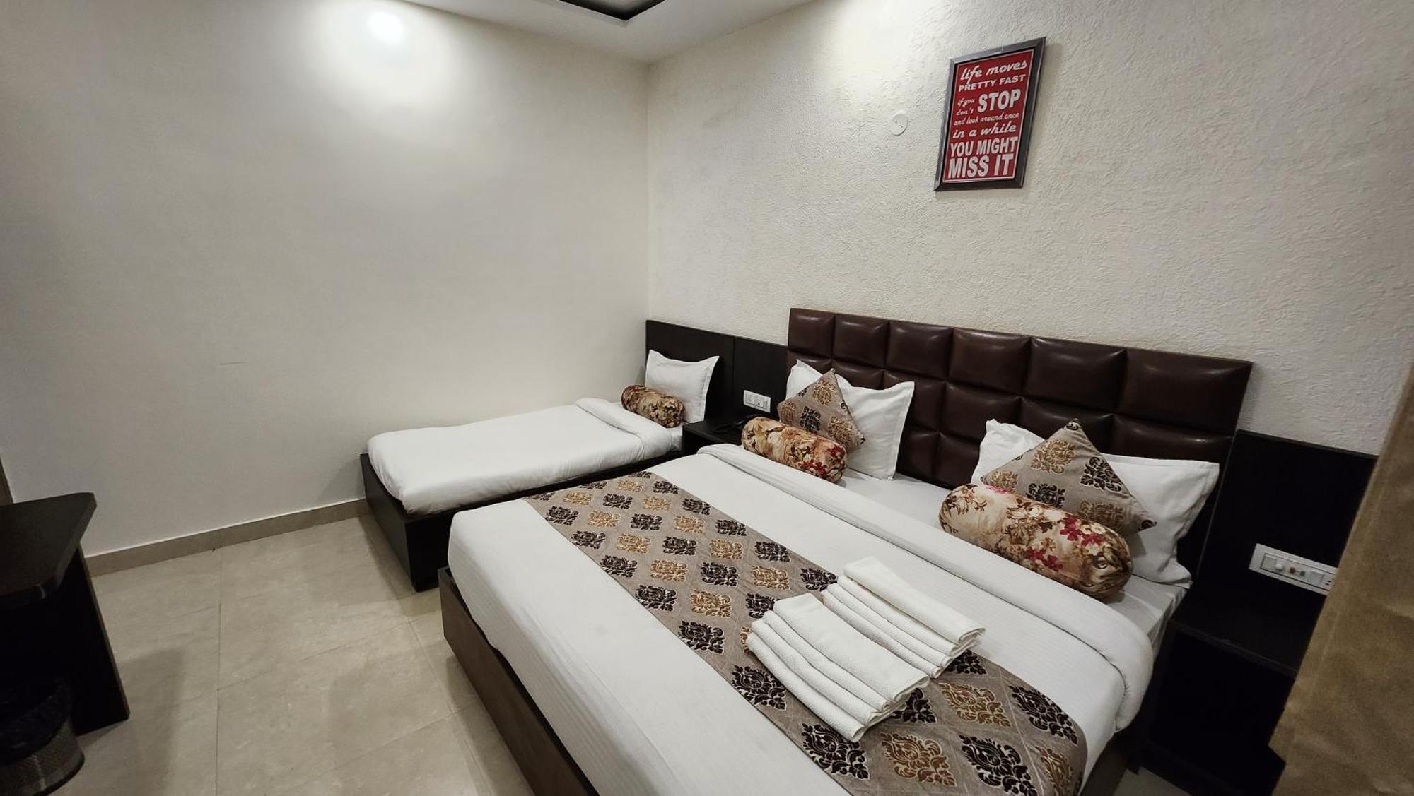 Hotel Krishna'S Near Golden Temple Амритсар Екстериор снимка